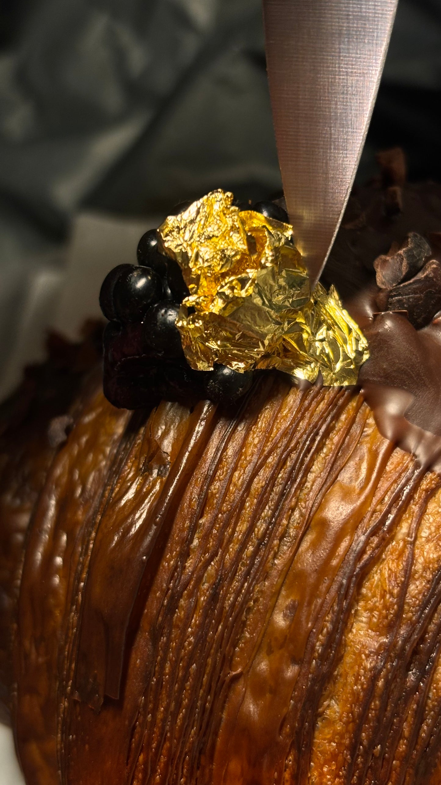 Golden berries croissant