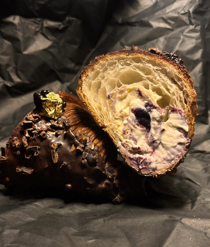 Golden berries croissant