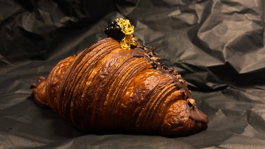 Golden berries croissant